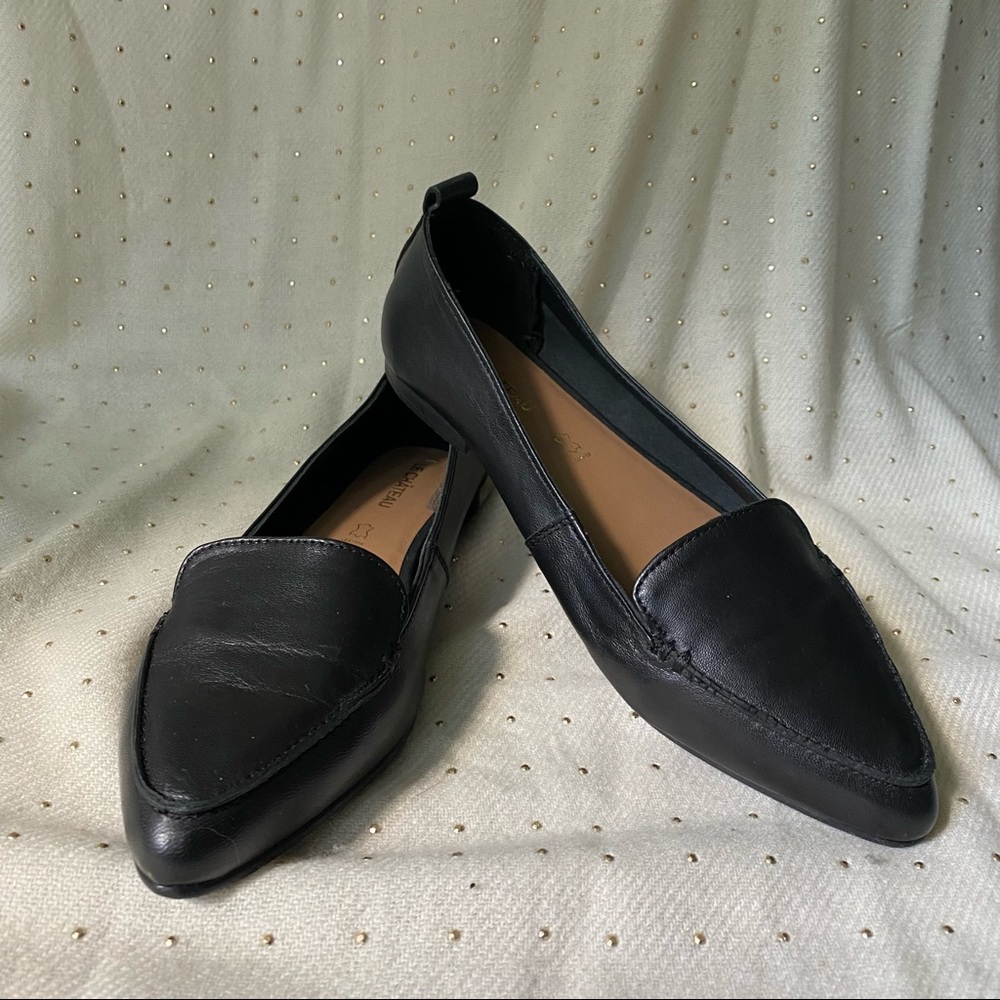 Pointed toe loafer-style leather flat